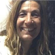 Soy profesora de Yoga y me desempeño hace 7 años dictando clases.Adultos y niños